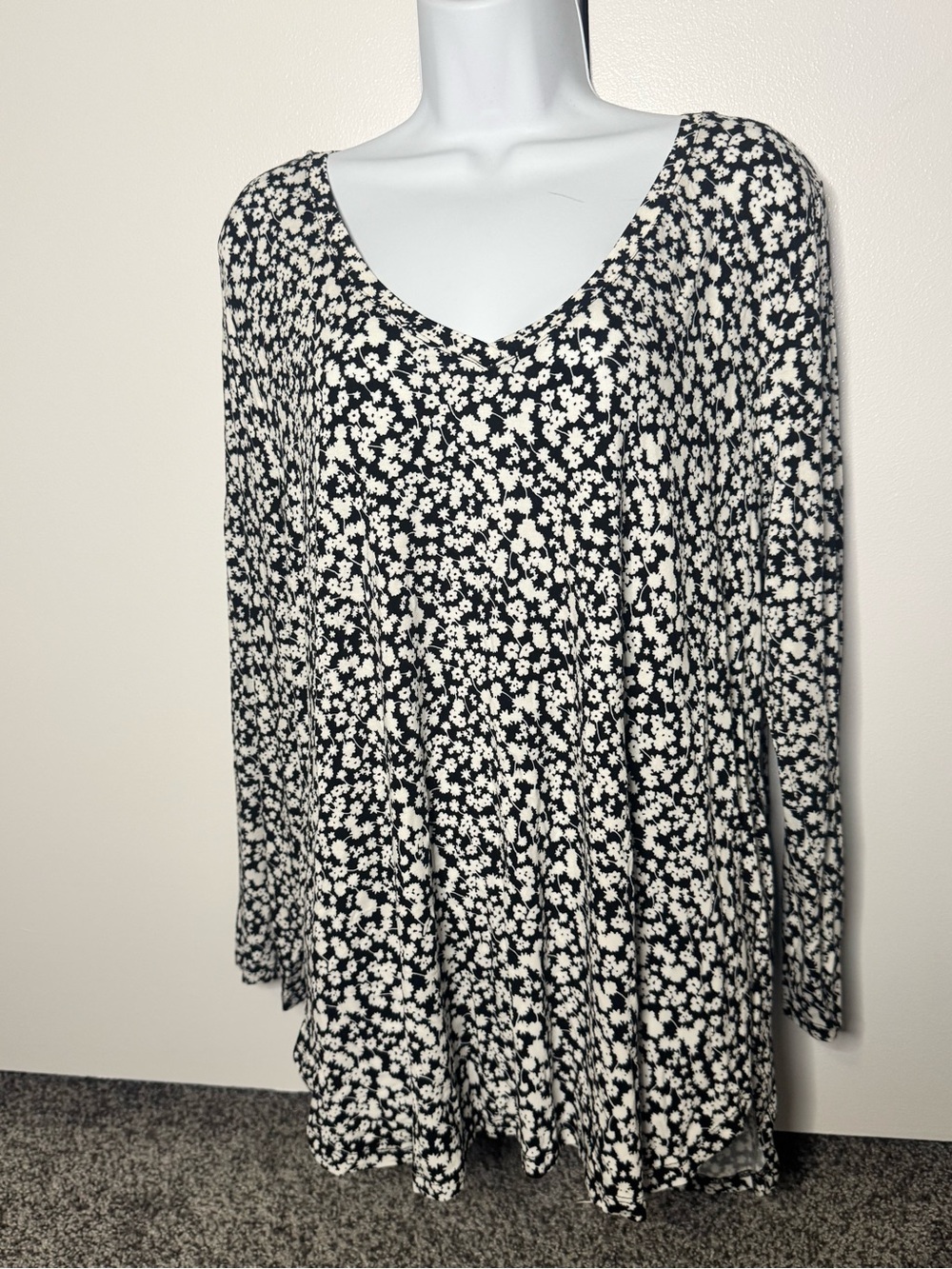 Old Navy XL Black and White Floral Flowers V-Neck Swing Top Shirt Tunic